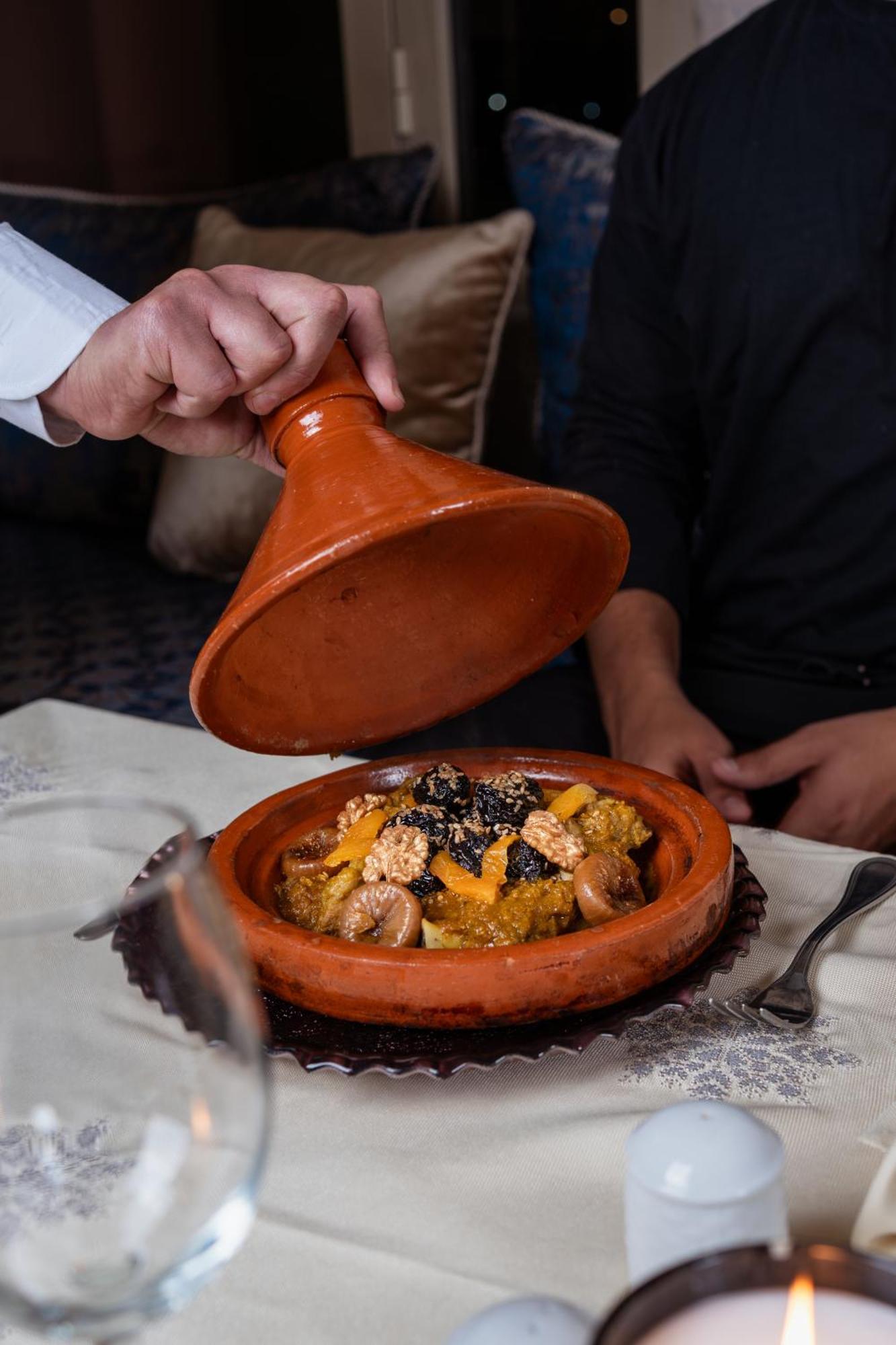 Kenzi Menara Palace & Resort Marrakesh Bagian luar foto A tajine being served