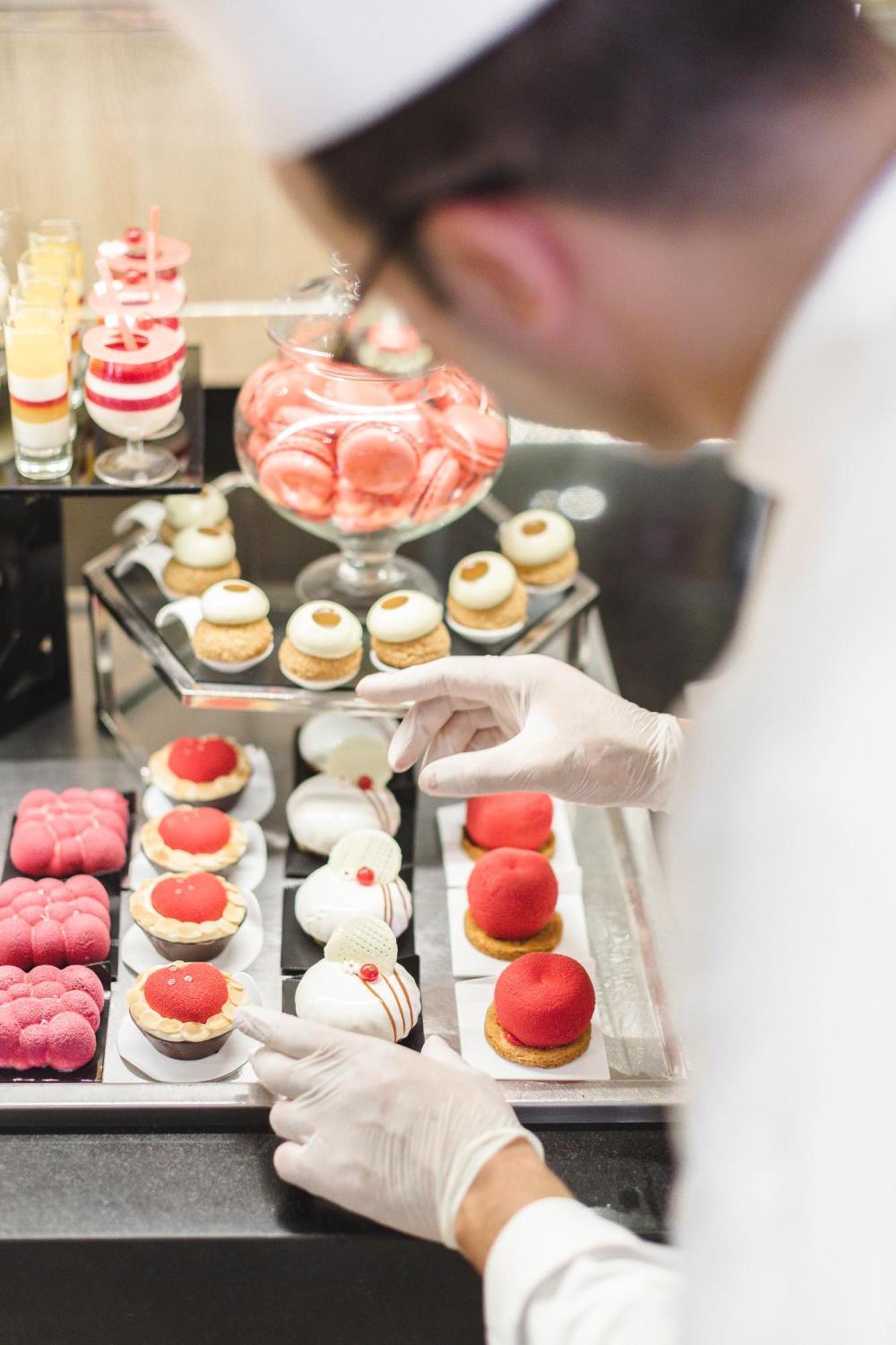 Kenzi Menara Palace & Resort Marrakesh Bagian luar foto A pastry chef at work