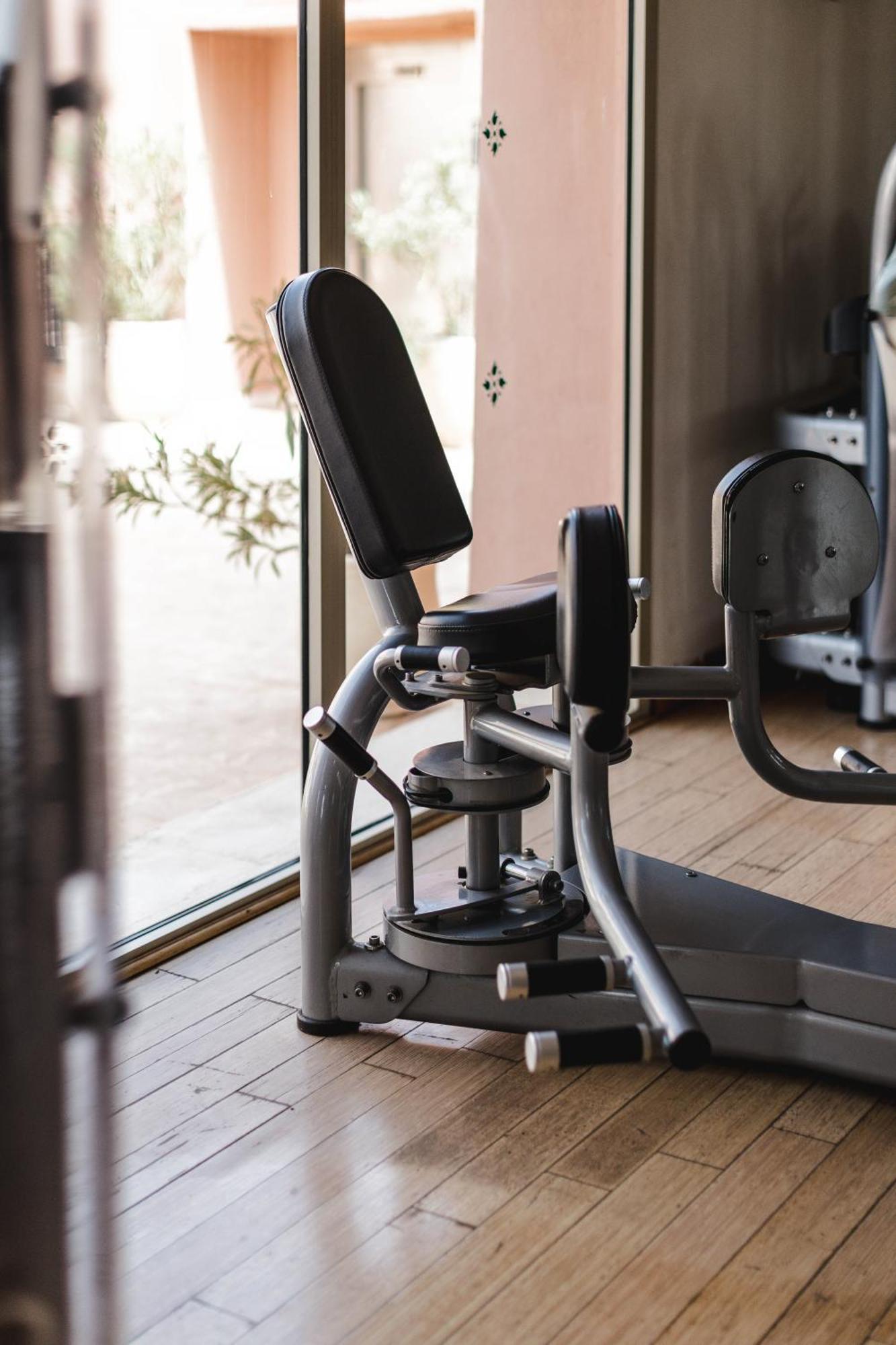 Kenzi Menara Palace & Resort Marrakesh Bagian luar foto A leg press machine