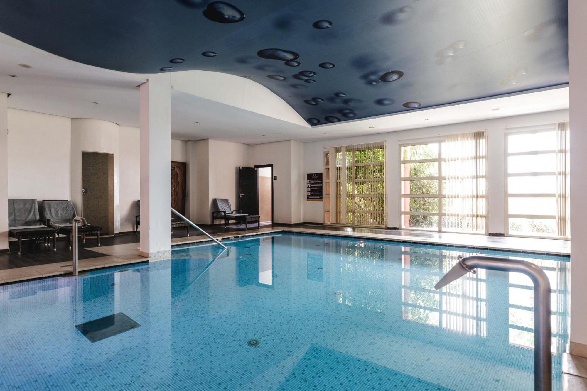 Kenzi Menara Palace & Resort Marrakesh Bagian luar foto The swimming pool at the hotel