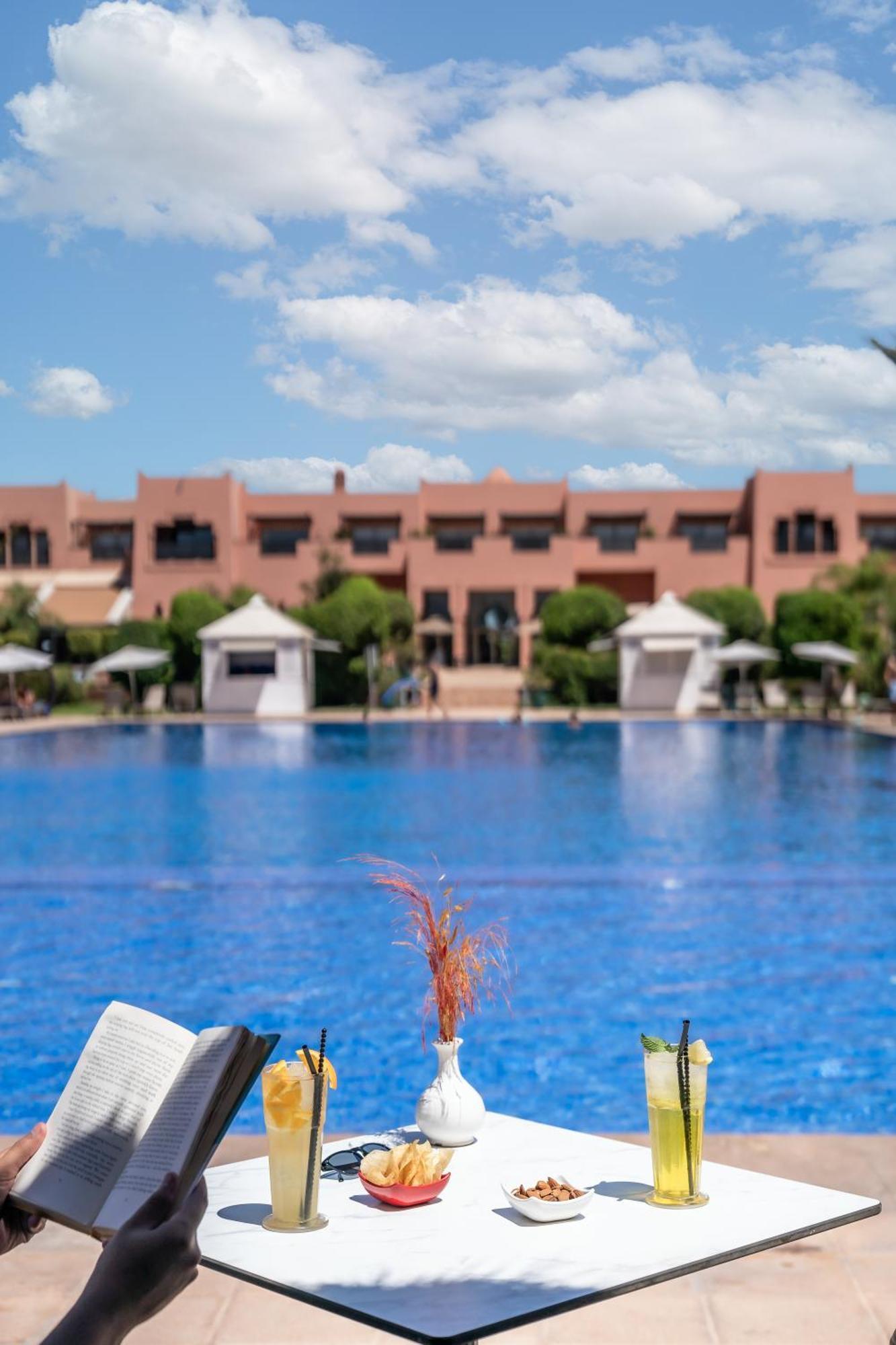 Kenzi Menara Palace & Resort Marrakesh Bagian luar foto The swimming pool at the hotel