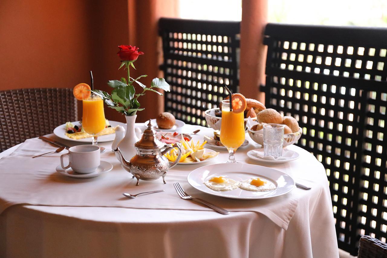 Kenzi Menara Palace & Resort Marrakesh Bagian luar foto A breakfast table