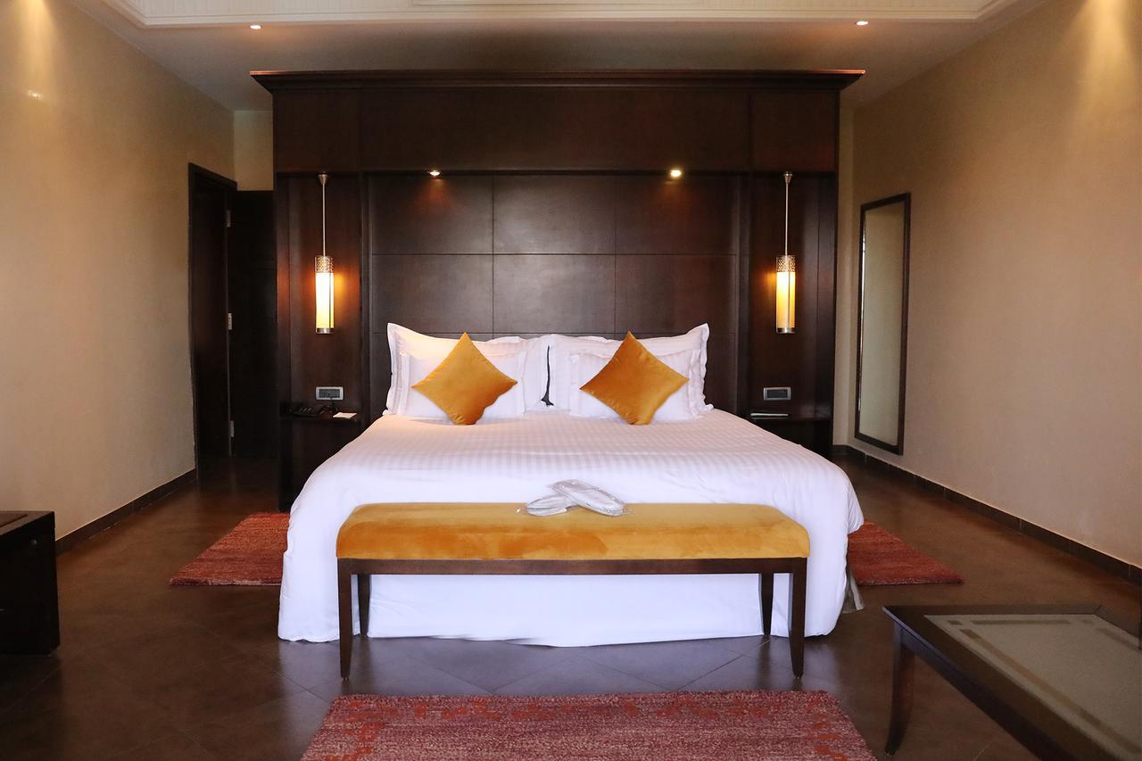 Kenzi Menara Palace & Resort Marrakesh Bagian luar foto A bedroom at the Taj Bengal